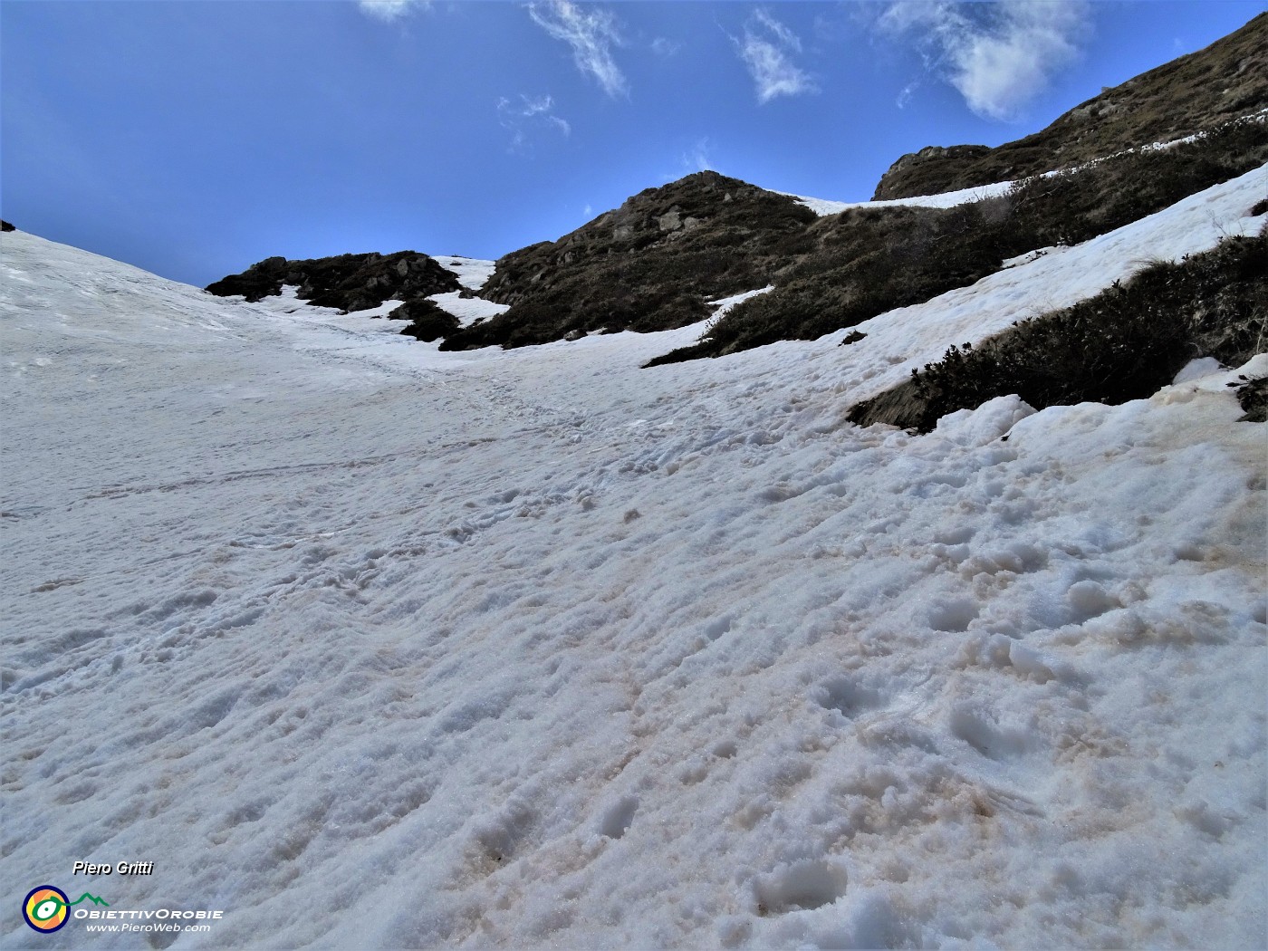 53 Seguo traccia del sent. 101 sommerso dalla neve ....JPG